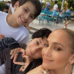 Jennifer Lopez tem dois filhos, frutos da união com o cantor Marc Anthony. (Foto: Instagram)