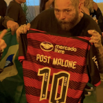 Em 2022, Post Malone apareceu com a camisa do Flamengo. (Foto: X)