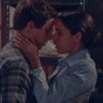 Mas o beijo que tira o fôlego dos fãs é o primeiro que o casal tem de verdade, no final do episódio 23 da 2ª temporada de Brooklyn 99. (Foto: Divulgação)