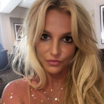 A cantora Britney Spears foi flagrada pela polícia dirigindo seu carro sem habilitação em 2023. (Foto: X)