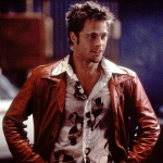 Tyler Durden (Brad Pitt) era simpático o suficiente, mas também era bastante destrutivo. No final, porém, Durden estava apenas tentando nos libertar de corporações malignas e da rotina que nos prende num ciclo sem fim. (Foto: Divulgação)