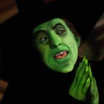 A Bruxa Malvada do Oeste (Margaret Hamilton) pode parecer aterrorizante, mas não podemos esquecer que Dorothy matou a irmã dela e, ainda por cima, levou seus chinelos. Isso soa como um motivo justo para estar com raiva, certo? (Foto: Divulgação)