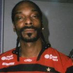 Depois de um show no Rio de Janeiro em 2011, Snoop Dogg ganhou uma camisa do Flamengo de presente de Ronaldinho Gaúcho. (Foto: Instagram)