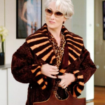 Meryl Streep interpreta Miranda Priestly, a malvada editora-chefe de uma revista de moda. Ela é muito dura com sua nova assistente Andy (Anne Hathaway), mas no final, consegue tirar o melhor da funcionária. (Foto: Divulgação)