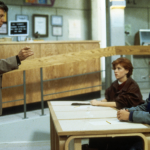 O autoritário vice-diretor Richard Vernon (Paul Gleason) pode ter parecido duro com os alunos. Mas ele também passava o sábado na escola, tentando disciplinar alunos difíceis que realmente mereciam detenção. (Foto: Divulgação)