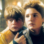 O ator do clássico Os Goonies(1985) lançou o documentário My Truth: The Rape of Two Coreys, em que ele divulga os nomes dos homens que supostamente teriam abusado dele e do amigo Corey Haim nos anos 1980. (Foto: Divulgação)