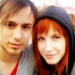 Mas não foi a primeira vez que companheiros se envolveram dessa forma na banda. Quando Josh Farro foi expulso do grupo, o guitarrista revelou que ele e Hayley Williams já estiveram romanticamente envolvidos. (Foto: Pinterest)