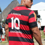 O astro usou a camisa personalizada do Flamengo que ganhou de presente. (Foto: Divulgação/Flamengo)