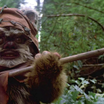 Warwick Davis encarnou o ewok Wicket em 'Star Wars: Episódio VI - O Retorno de Jedi' (1983). (Foto: Divulgação)