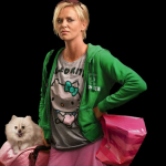 Em 'Jovens Adultos' (2011), Mavis, interpretada por Charlize Theron, viaja com uma pomerânia chamada Dolce em sua bolsa. O problema é que o cachorro não era ator. (Foto: Divulgação)