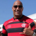 "The Rock" veio ao Brasil em 2011 para divulgar "Velozes e Furiosos 5" e não deixou de também usar uma camisa de time. (Foto: Divulgação/Flamengo)