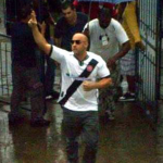 Em 2010, o ator Vin Diesel vasco esteve no Rio para gravar "Velozes e Furiosos 5" e vestiu uma camisa do Vasco que ganhou de presente ao passar pela favela do Tuiuti, perto de São Januário. (Foto: Reprodução/web)