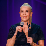 Já a comediante Chelsea Handler revelou que recebeu a prescrição do medicamento para ajudar a combater o envelhecimento, sem saber do que se tratava. (Foto: Divulgação/Netflix)