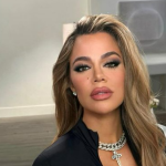 Khloé Kardashian decidiu compartilhar seu penteado p*bico preferido (sim, lá nas partes baixa) em seu site em 2015. (Foto: Instagram)