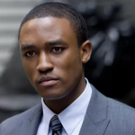 Lee Thompson Young fazia a série policial "Rizzoli & Isles" (2010-2016). O ator, que também ficou conhecido por interpretar o Cyborg na série "Smallville: As Aventuras do Superboy" (2001-2017), não tinha uma vida fácil por trás das câmeras e sofria de depressão. (Foto: Divulgação)