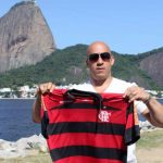 Porém, ele também já apareceu com a camisa rubro negro. (Foto: Divulgação/Flamengo)