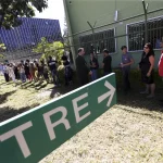 Se o eleitor estiver com a situação irregular, não poderá votar nas eleições de 6 de outubro, no primeiro turno, que elegerão prefeitos, vice-prefeitos e vereadores em mais de 5,5 mil municípios do país, exceto no Distrito Federal, que não realiza eleições municipais. (Foto: Agência Brasil)