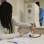 A campanha busca dialogar com a juventude atual sobre a relevância do voto e a história de luta pela democracia, especialmente diante de ameaças autoritárias. (Foto: Agência Brasil)