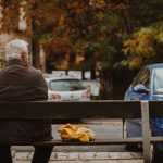 A situação se torna ainda mais preocupante devido à condição física dos idosos. A mulher, de 80 anos, é cadeirante e usa fralda geriátrica, mas, segundo a denúncia, muitas vezes fica sem trocar. (Foto: Unsplash)