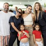 Dave Grutman, Anitta, Isabela Grutman e Martha Graell no evento 'The Bazaar for Good' que aconteceu em Miami para ajudar as vítimas das chuvas no Rio Grande do Sul (Foto: Worldredeye/Divulgação))