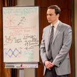 Sheldon é um físico teórico que possui uma lousa branca na sala de seu apartamento onde ficam suas anotações de equações e teorias científicas. (Foto: Divulgação)