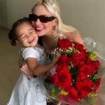 Karoline ganhou um buquê de flores do amado, e passou o dia ao lado da filha Cecília de 2 anos. (Foto: Instagram)