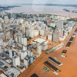 “Quando chegamos encontramos uma situação dramática, com regiões em colapso por causa da enchente”, relatou o capitão Rodrigo Alves Bueno ao Correio do Estado. “Atendemos muita gente, muitas pessoas em cima do telhado das casas, muitas delas com mobilidade reduzida, algumas outras com deficiência”, complementa. (Foto: Agência Brasil)