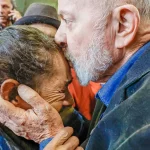 Lula seguiu para São Leopoldo e visitou um abrigo da cidade. Na sequência, se reuniu com o governador do Rio Grande do Sul, Eduardo Leite. (Foto: Agência Brasil)