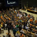 Essa tese, considerada inconstitucional pelo Supremo Tribunal Federal (STF) em setembro de 2023, limita a demarcação de terras indígenas àquelas ocupadas em 1988, o que coloca em risco vastos territórios e direitos indígenas. (Foto: Agência Brasil)