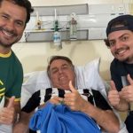 Durante a tarde de domingo, o deputado federal Capitão Alberto Neto (PL-CE) compartilhou uma foto ao lado de Bolsonaro no hospital, destacando a disposição do ex-presidente: “Pronto para assistir o jogo do Palmeiras daqui a pouco”. (Foto: Instagram)