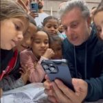 Luciano Huck desembarcou em Canoas nesta terça-feira (14) e visitou alguns abrigos logo após sua chegada. (Foto: Instagram)