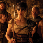 Assim, na trama de Furiosa, acompanhamos os eventos da juventude da personagem título, nas décadas que precederam Estrada da Fúria. O longa ainda conta com Chris Hemsworth como o vilão Dementus. (Foto: Warner Bros)