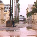 Assim, o painel também traz dados sobre edificações atingidas. São 160 escolas que sofreram algum transtorno, como alagamentos ou danos na estrutura. (Foto: G1)