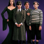 Além deles, quatro nomes foram promovidos para personagens regulares e terão participações maiores: Catherine Zeta-Jones (Morticia Addams), Luis Guzmán (Gomez Addams), Isaac Ordonez (Feioso Addams) e Luyanda Unati Lewis-Nyawo (Rita Santiago). (Foto: Netflix)