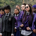 Vale lembrar que a primeira temporada de “Wandinha” foi composta por oito episódios e descrita como um mistério sobrenatural, mostrando Wandinha Addams(Jenna Ortega) como estudante da Escola Nunca Mais, para onde é enviada após ser expulsa de mais um colégio, tentando resolver uma série de assassinatos misteriosos. (Foto: Netflix)