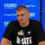 O pivô do Denver Nuggets, Nikola Jokic, foi eleito o MVP do ano pela terceira vez em sua carreira, nesta quarta-feira. (Foto: X)