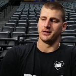 Nikola Jokic é eleito o melhor jogador da temporada 2023/24 da NBA. (Foto: X)