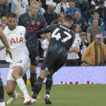 Com isso, o duelo do Arsenal contra o City pelo título criou uma situação inusitada: por diversas vezes ao longo do jogo, a torcida do Tottenham pareceu satisfeita com a derrota, por ver o rival londrino prejudicado na briga pela Premier League. (Foto: X)