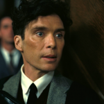 O filme original, que acompanhava um homem (Cillian Murphy) acordando em uma Londres devastada pelo contágio, também ajudou a popularizar a mudança de zumbis lentos e caricatos para mortos-vivos velozes e fugazes. (Foto: Divulgação)