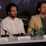 Diretor e elenco de 'O Aprendiz' em coletiva no festival de Cannes. (Foto: X)