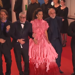 O elenco e o diretor passaram pelo tapete vermelho da premiação ao som de “Coração”, de Aviões do Forró, e se entregaram à dança. (Foto: Youtube)