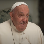 O Vaticano divulgou um comunicado nesta terça-feira (28) dizendo que o Papa Francisco não teve intenção de usar “linguagem homofóbica” e pede desculpas àqueles que tenham se sentido ofendidos. (Foto: Youtube)