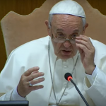 Com isso, o pronunciamento do Vaticano vem após dois jornais italianos alegarem que o pontífice, de 87 anos, fez comentários homofóbicos em uma reunião a portas fechadas na semana passada. (Foto: Youtube)