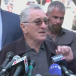 O ator Robert De Niro chamou Donald Trump de “palhaço”, que está empenhado em destruir a democracia norte-americana, em evento eleitoral nesta terça-feira (28). (Foto: X)