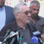 Robert De Niro chama Trump de ‘palhaço’ em frente a tribunal. (Foto: X)