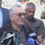 Robert De Niro chama Trump de ‘palhaço’ em frente a tribunal. (Foto: X)