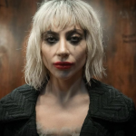 cantora e atriz Lady Gaga voltou a falar sobre sua Arlequina, que dividirá os holofotes com o protagonista de Joaquin Phoenix em “Coringa: Delírio a Dois”. (Foto: Warner)