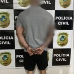 Atordoada pela situação, Maria Aparecida, em um gesto de compaixão e esperança, abraçou Igor Porto Galvão, o companheiro de Marcela e principal suspeito do crime. (Foto: PCGO)