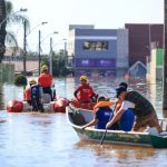 Com essa decisão, os limites e prazos estabelecidos na Lei de Responsabilidade Fiscal poderão ser suspensos, o que facilitará e acelerará o repasse de recursos federais para o estado, atualmente enfrentando a maior crise climática de sua história devido a enchentes. Além disso, o dinheiro destinado a essa finalidade não estará sujeito à limitação de empenho. (Foto: Agência Brasil)