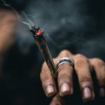 Os policiais pediram que abrissem o porta-malas, onde encontraram 336 kg de maconha e 10 kg de skunk, a "super maconha". (Foto: Unsplash)